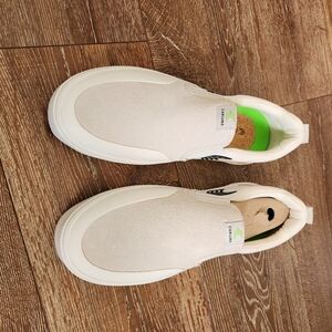Cariuma Casual White Slip On Sneakers
